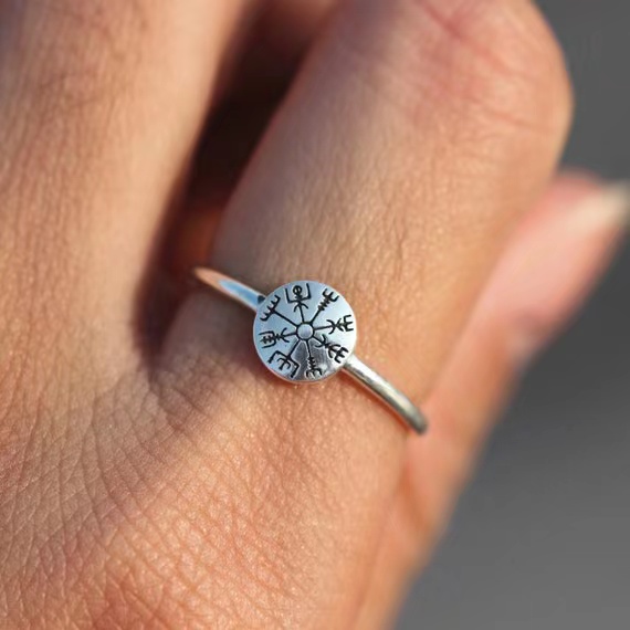 Bague viking en forme de bouclier