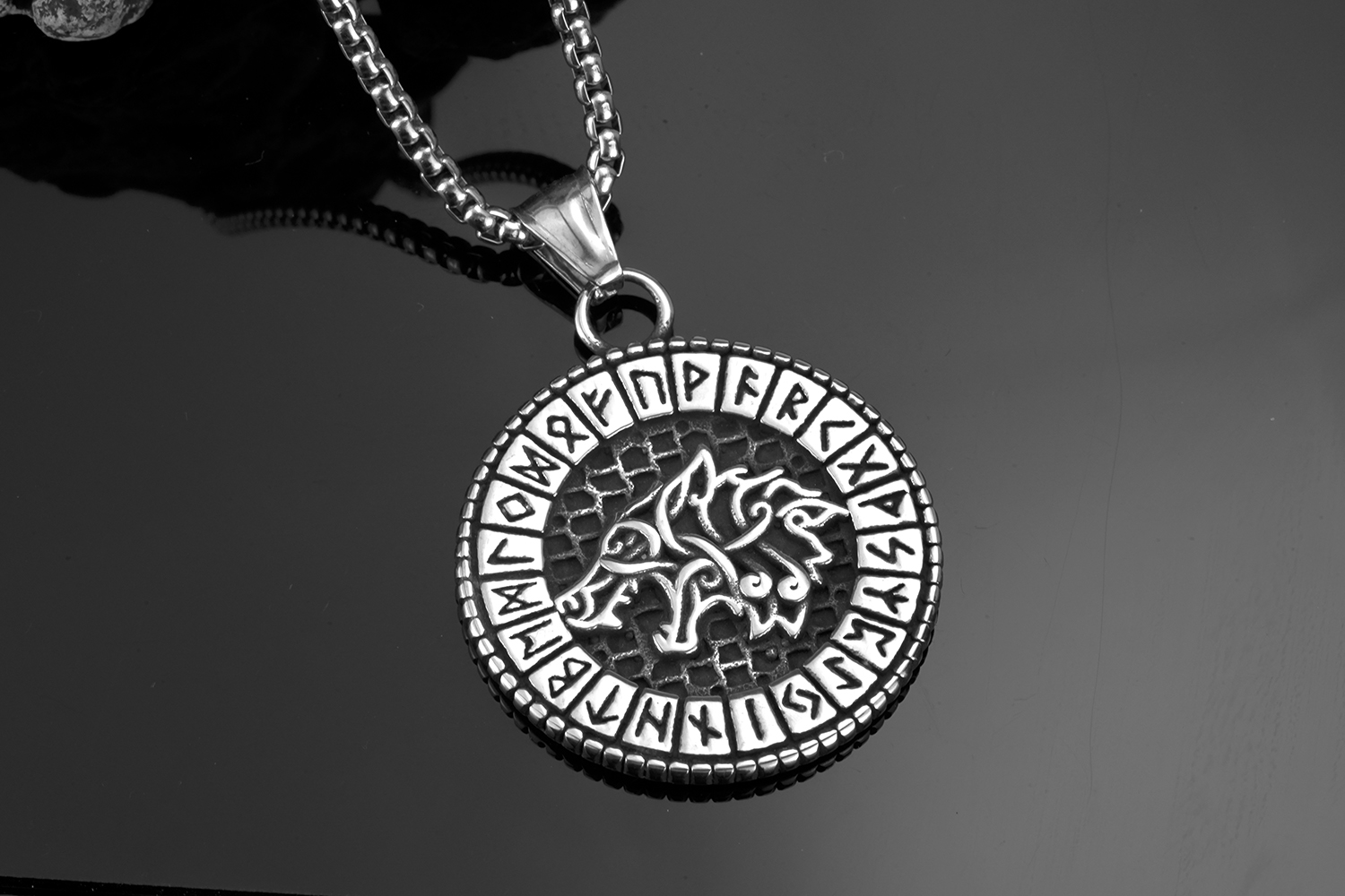Collier Viking Rune de Fenrir argenté — vue 2