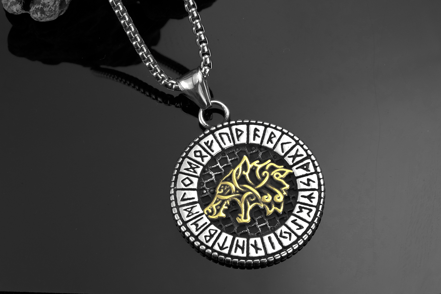 Collier Viking Rune de Fenrir doré — vue 2