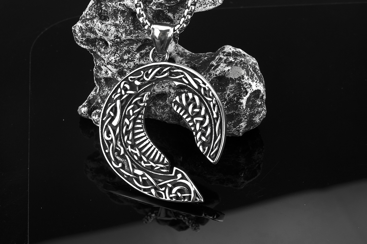 Collier viking silhouette du corbeau d'Odin