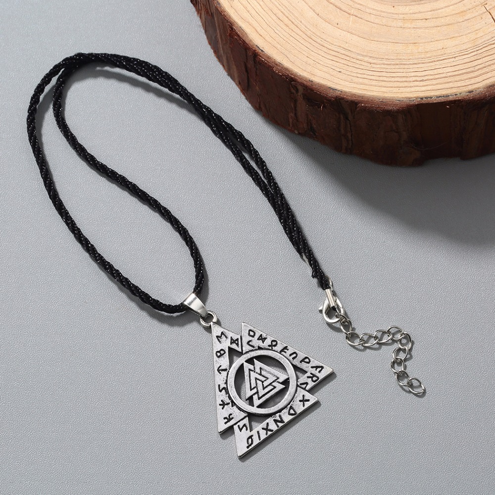 Collier viking runes Valknut — vue 3