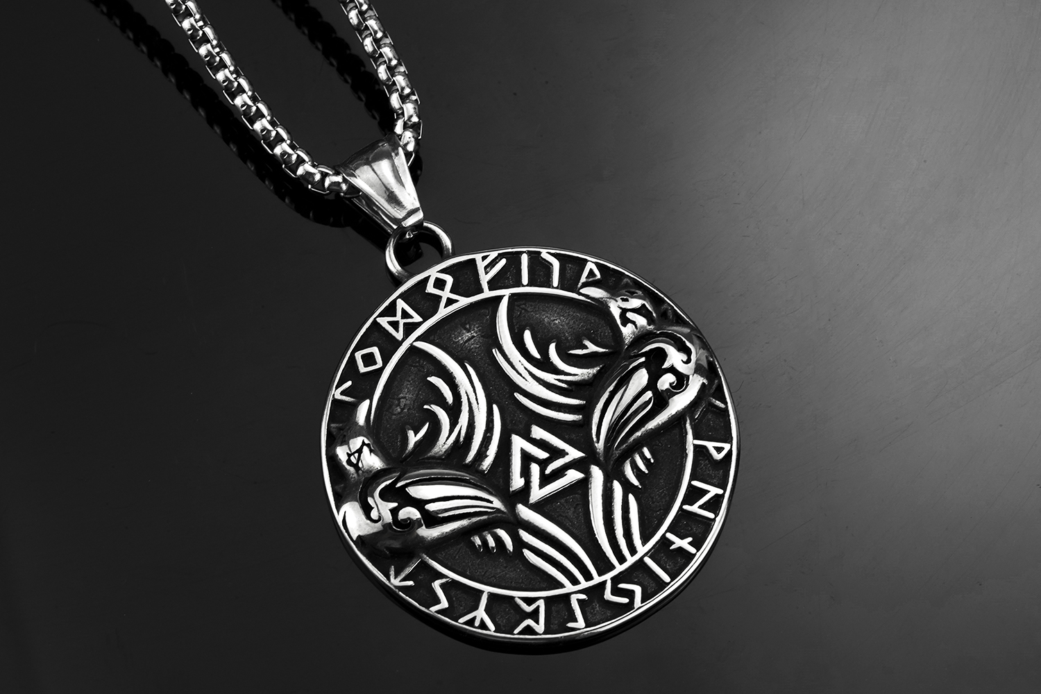 Collier viking Huginn et Muninn argenté — vue 2
