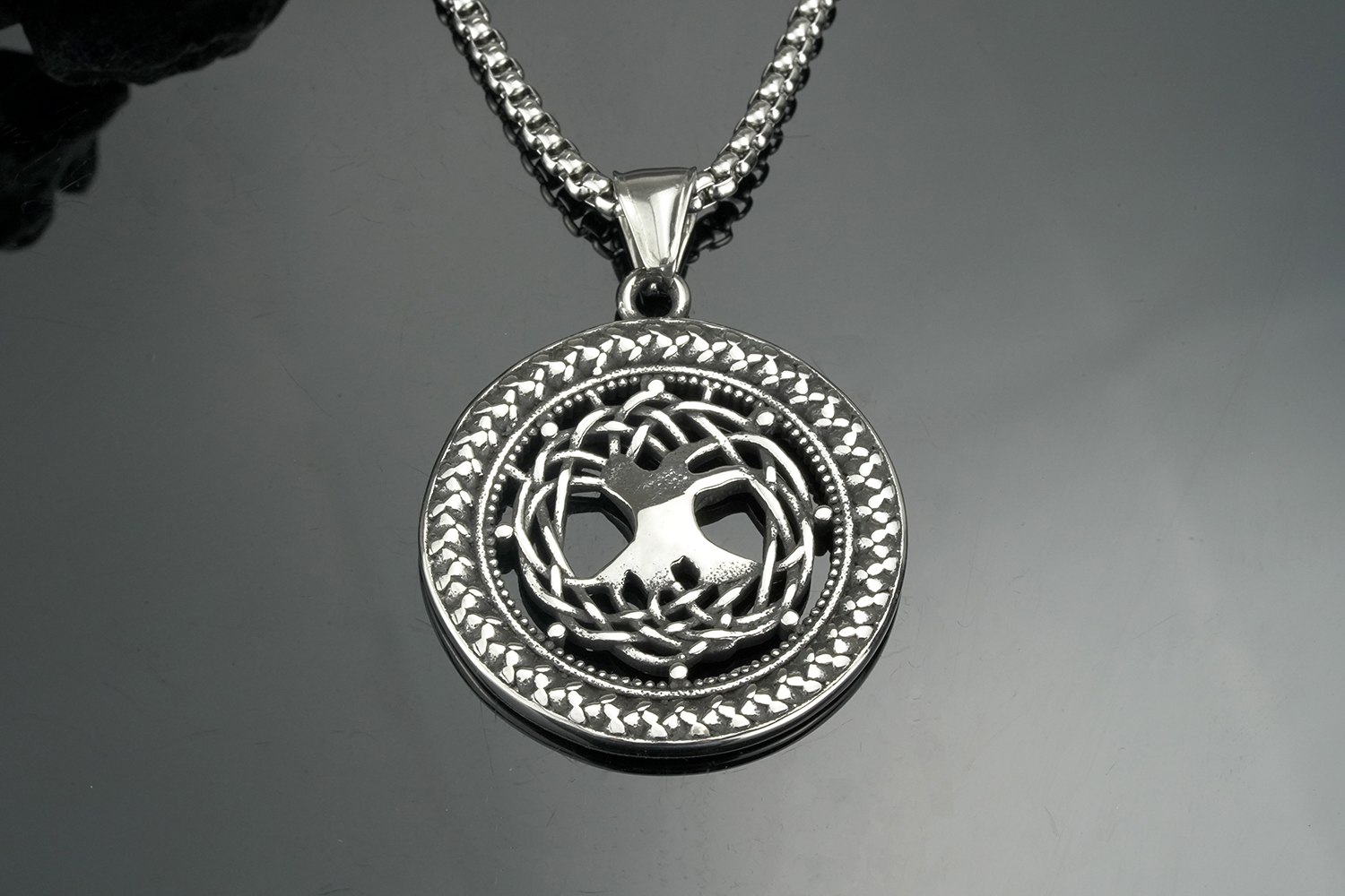Collier viking Yggdrasil — vue 3